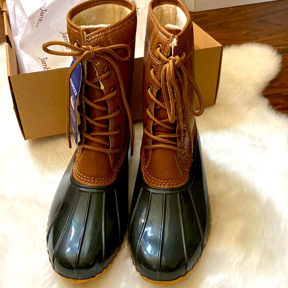 Beautiful waterproof duck boot with faux fur lining in size 8